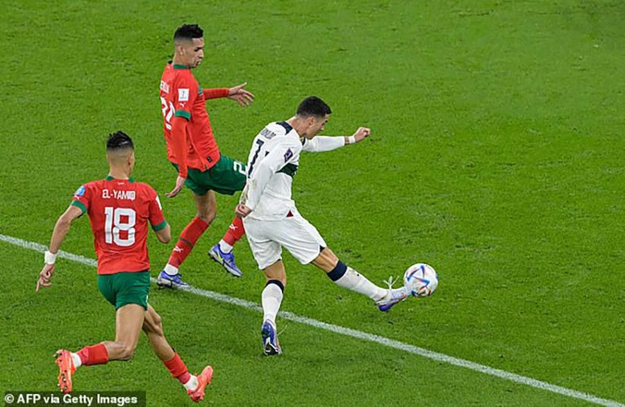 Ronaldo dứt điểm bị thủ môn Bono cản phá. ẢNH: GETTY Ronaldo dứt điểm bị thủ môn Bono cản phá. ẢNH: GETTY