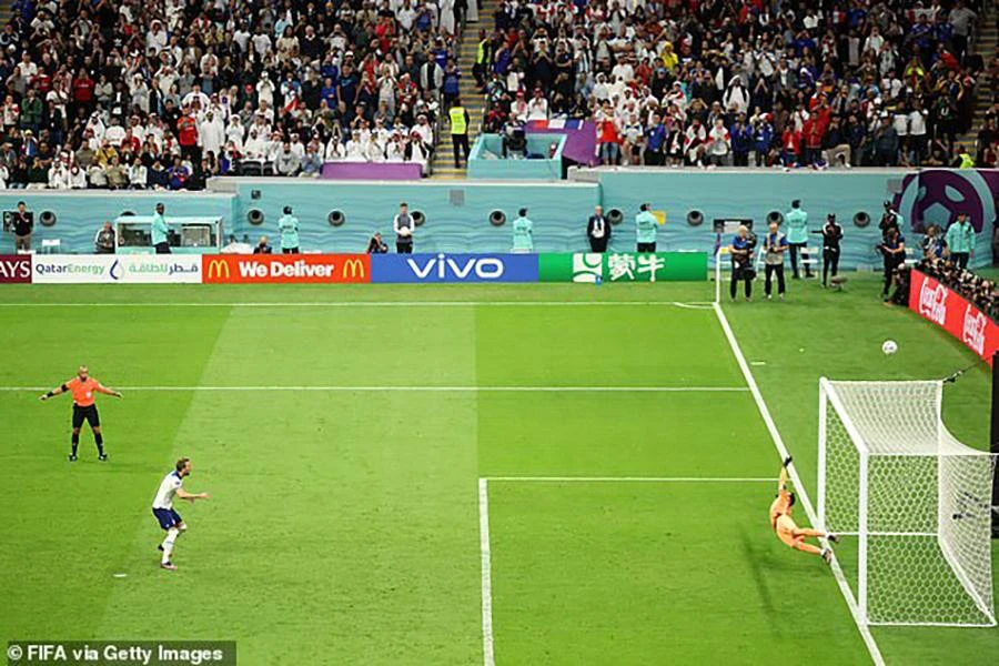 Kane đá penalty vọt xà thổi bay hi vọng của tuyển Anh tại World Cup 2022. ẢNH: GETTY