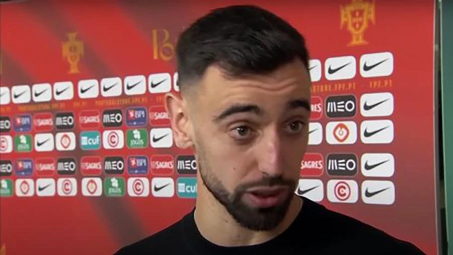 Bruno Fernandes không thể hiểu nổi vì sao trọng tài người Argentina lại bắt chính trận đấu của Bồ Đào Nha. ẢNH: MIRROR