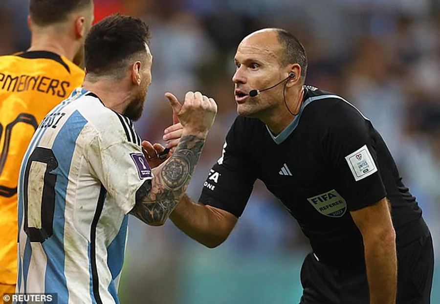 Messi chỉ trích trọng tài và khẳng định ông không hoàn thành nhiệm vụ. ẢNH: REUTERS