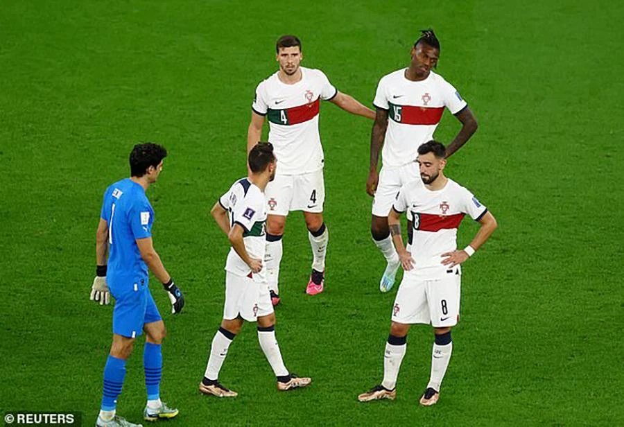 Bruno Fernandes và các cầu thủ Bồ Đào Nha thất vọng sau trận tứ kết World Cup. ẢNH: REUTERS Bruno Fernandes và các cầu thủ Bồ Đào Nha thất vọng sau trận tứ kết World Cup. ẢNH: REUTERS