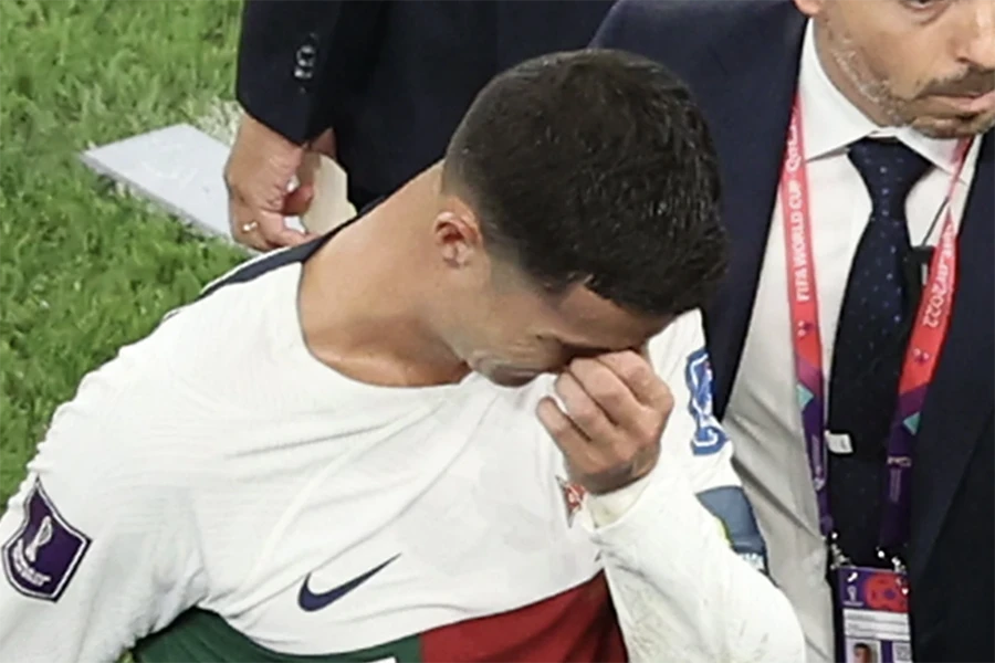 Ronaldo đi thẳng vào đường hầm sân bật khóc sau trận đấu. ẢNH: SUN SPORTS