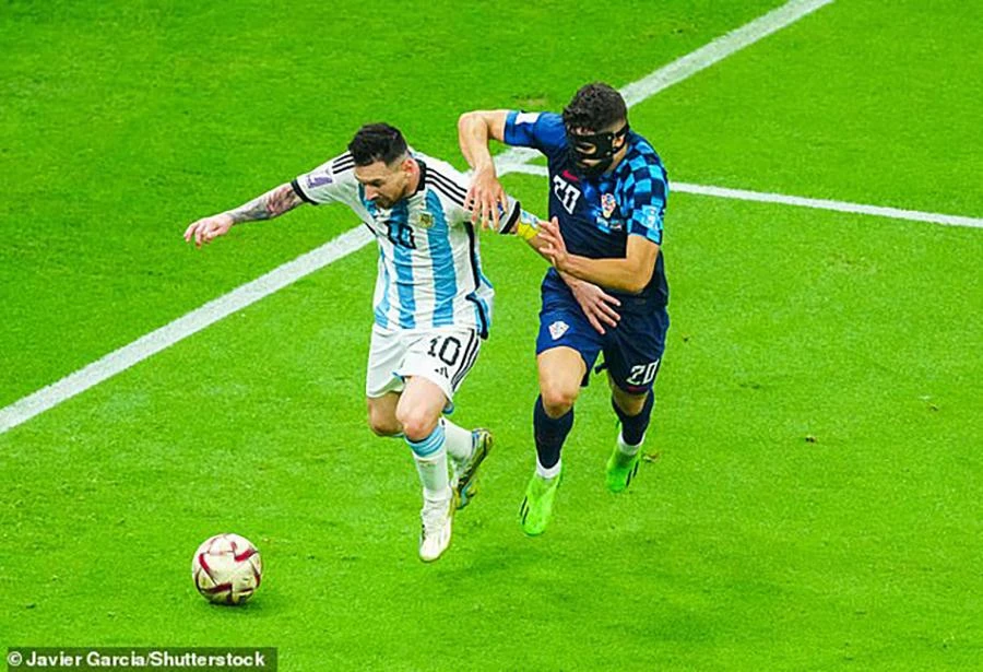 Gvardiol làm mọi cách nhưng vẫn không thể cản được Messi. ẢNH: GETTY, SHUTTERSTOCK