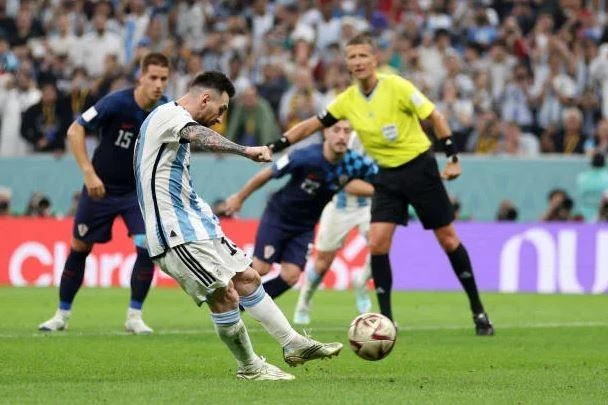 Messi chính thức vượt qua huyền thoại Batistuta khi ghi được 11 bàn thắng cho Argentina. Ảnh: Getty