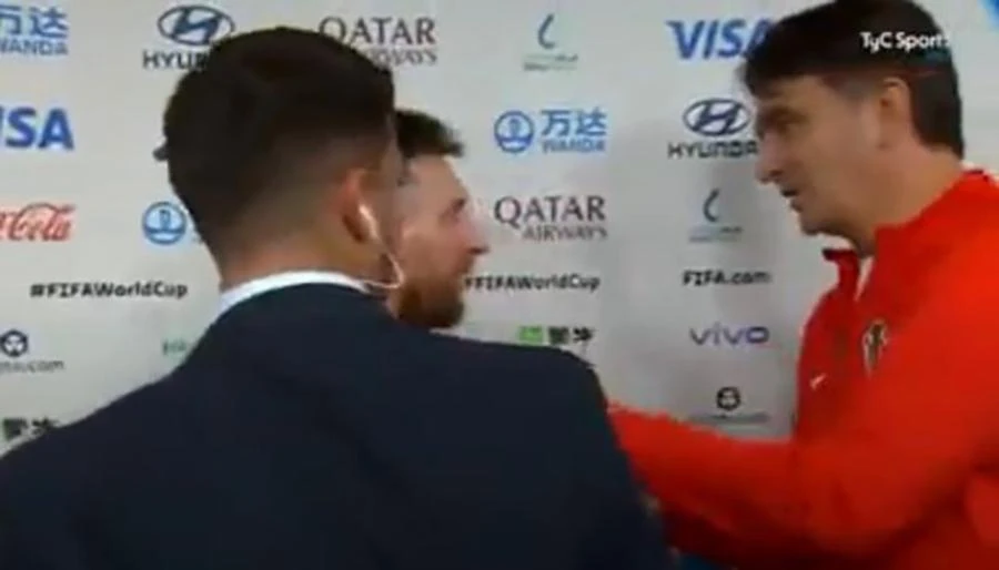 Messi và Dalic bắt tay nhau trò chuyện. ẢNH: TYC SPORTS