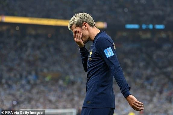 Antoine Griezmann rời sân với vẻ mặt thất vọng. ẢNH: GETTY