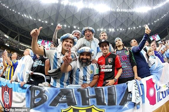 CĐV Argentina sôi động bên trong sân Lusail. ẢNH: GETTY