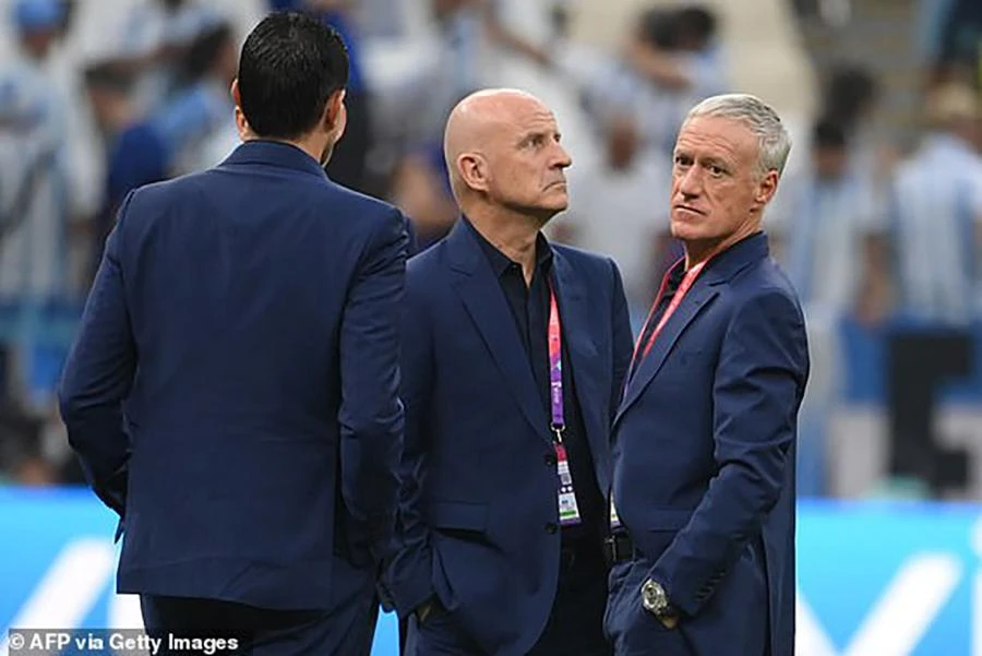 HLV Didier Deschamps bên trong sân vận động Lusail. ẢNH: GETTY