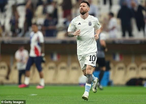 Messi ra sân khởi động. ẢNH: GETTY