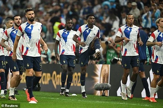 Các cầu thủ Pháp khởi động trước trận đấu. ẢNH: AP, REUTERS