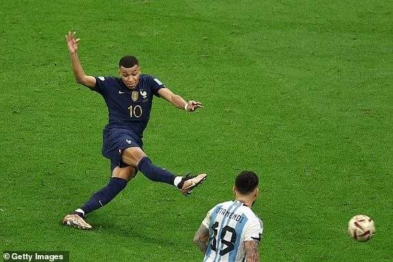 Mbappe ghi bàn gỡ hòa 2-2 cho Pháp. ẢNH: GETTY