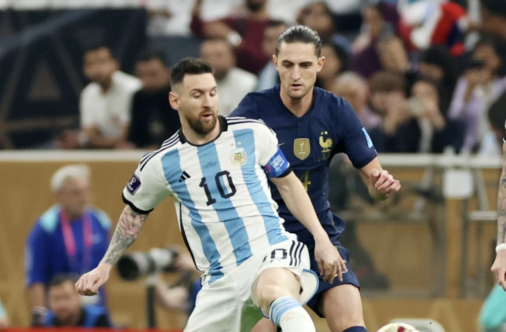 Messi bị Rabiot kèm rất sát. ẢNH: SUN SPORTS