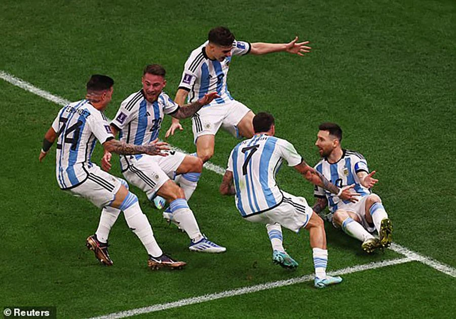 ... Messi ăn mừng bàn thắng đầy cảm xúc cùng các đồng đội. ẢNH: GETTY, REUTERS