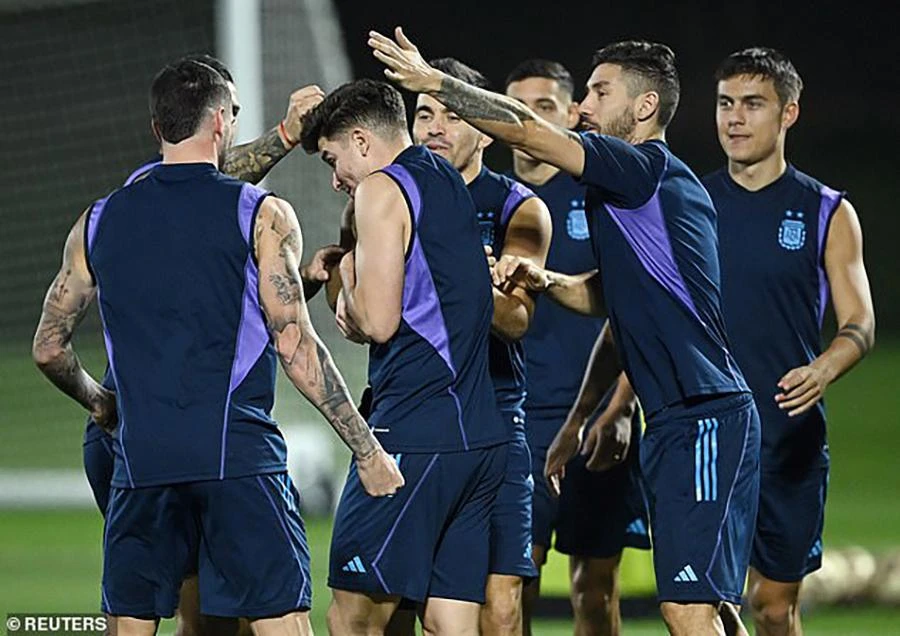 ... và các cầu thủ Argentina trong buổi tập cuối cùng trước chung kết World Cup 2022. ẢNH: AP, REUTERS