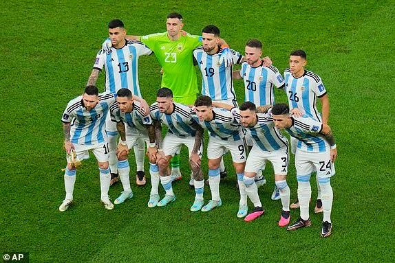 Đội hình xuất phát của Argentina và Pháp trong trận chung kết World Cup 2022. ẢNH: GETTY, AP