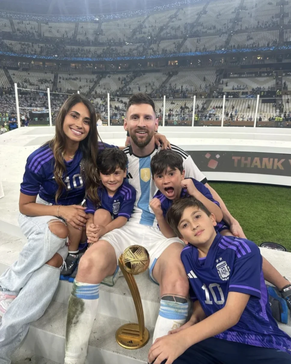 Messi ăn mừng danh hiệu World Cup bên gia đình nhỏ. ẢNH: INTAGRAM ANTONELA ROCCUZZO
