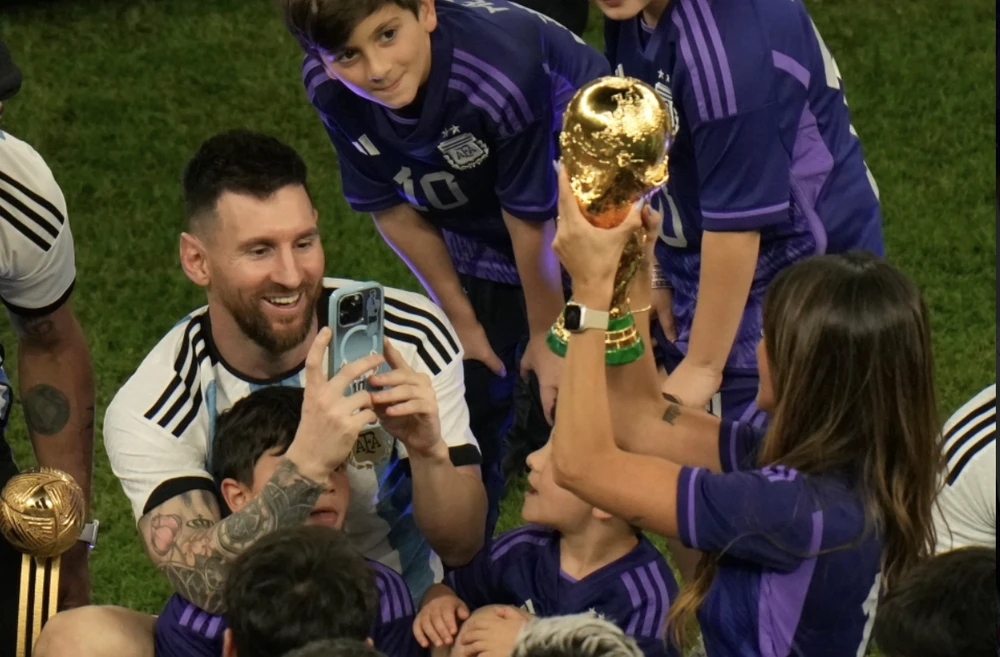 Đích thân Messi chụp ảnh ‘nóc nhà’ nâng cúp World Cup. ẢNH: AP