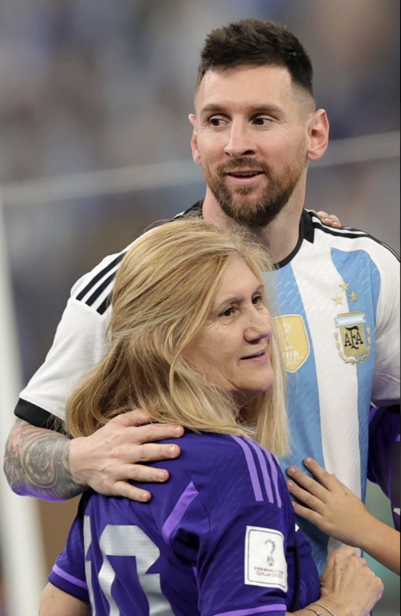 Messi tận hưởng khoảnh khắc đặc biệt bên mẹ Celia Maria Cuccittini. ẢNH: EPA