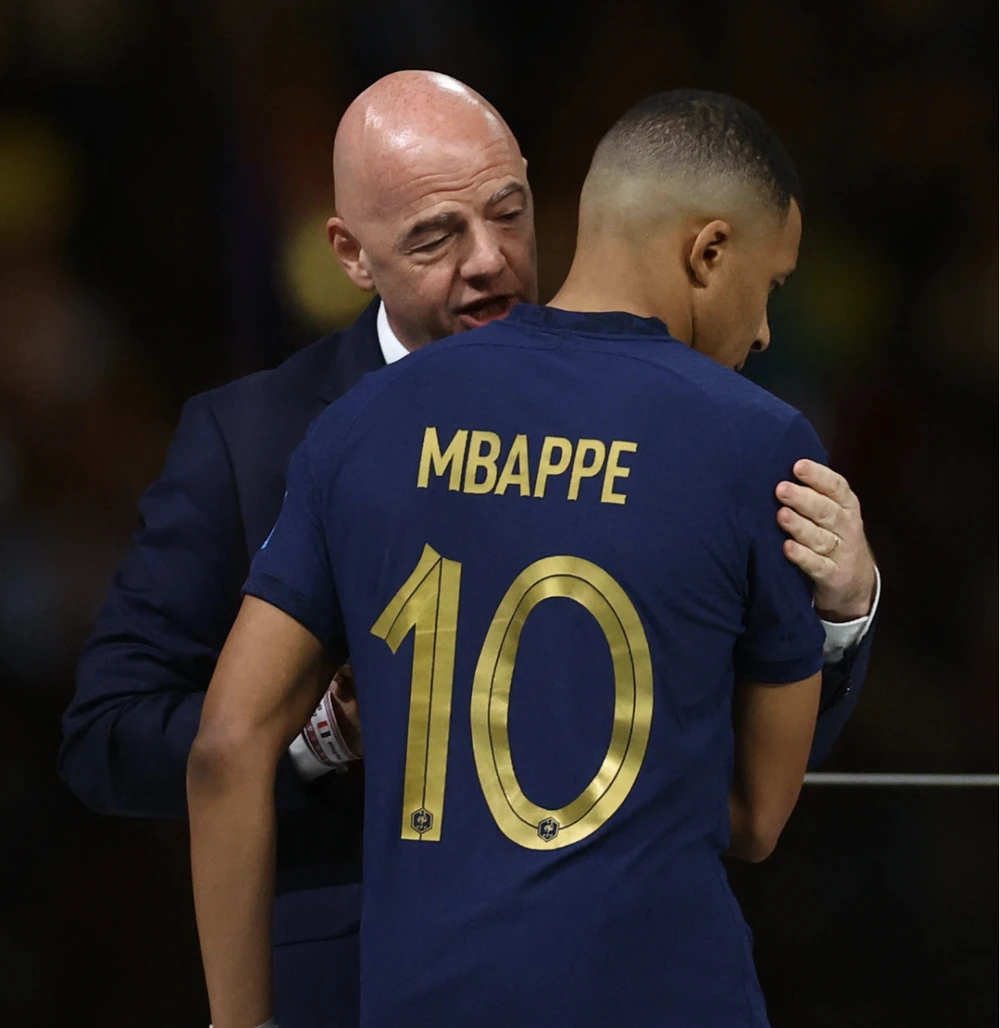 Chủ tịch FIFA Gianni Infatino an ủi Mbappe. ẢNH: REUTERS
