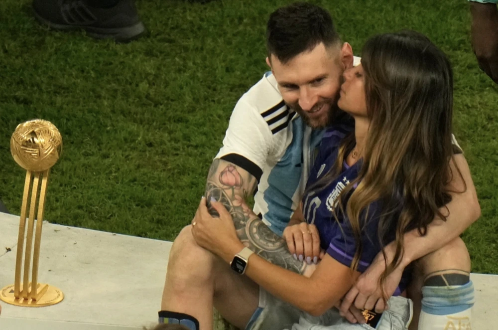 Antonela hôn tưởng thưởng cho chồng sau màn trình diễn xuất sắc. ẢNH: AP