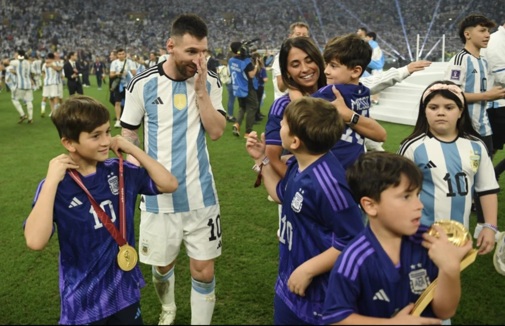 Messi đầy xúc động trong thời khắc lịch sử bên gia đình. ẢNH: GETTY