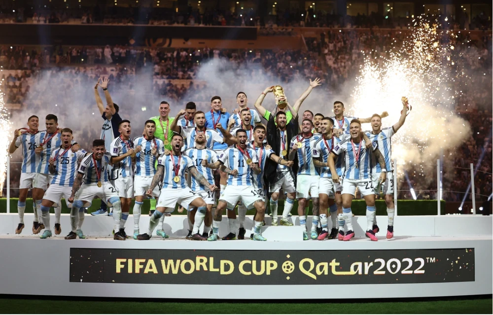 Chùm ảnh đội trưởng Lionel Messi và các cầu thủ Argentina ăn mừng chức vô địch World Cup
