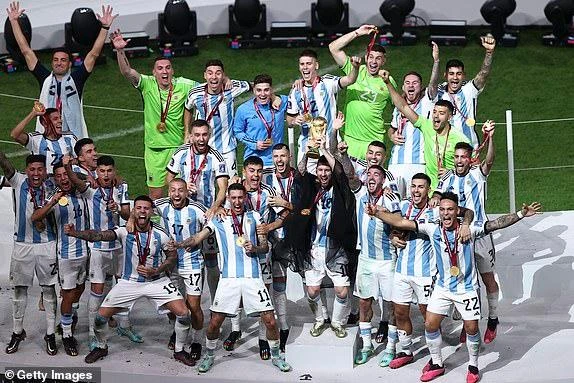 Thắng Pháp 4-2 trong loạt sút luân lưu, Lionel Messi lần đầu vô địch World Cup cùng tuyển Argentina sau khi hai đội hòa nhau 3-3 trong 120 phút thi đấu đầy cảm xúc và kịch tính. ẢNH: GETTY