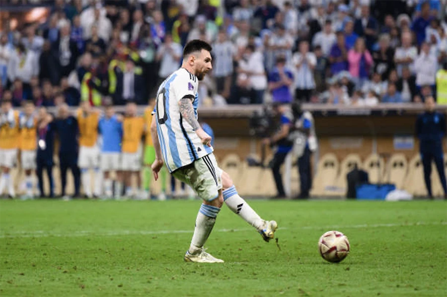 Cú sút nhẹ nhàng của Messi đánh lừa thủ môn Lloris trong lượt đá đầu tiên trên chấm luân lưu. Ảnh: GETTY