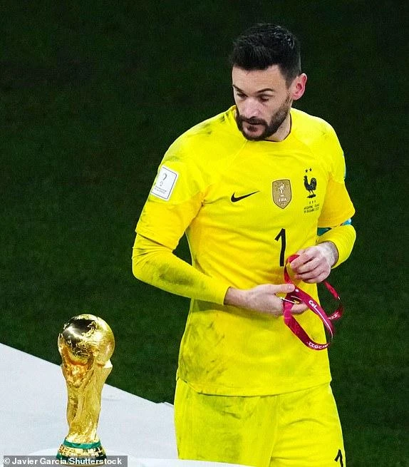 Thủ môn Hugo Lloris đi qua chiếc cúp World Cup. ẢNH: SHUTTERSTOCK