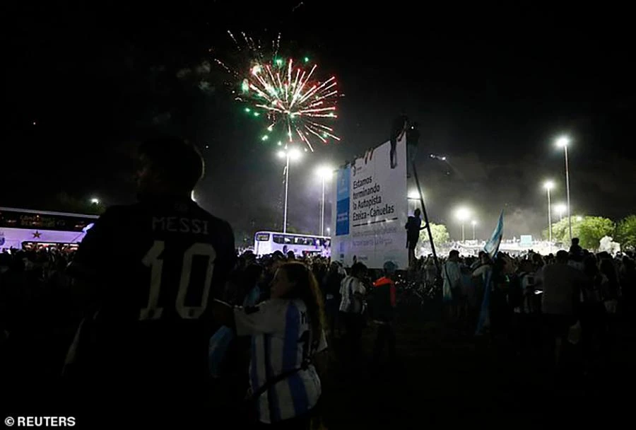 Pháo hoa mừng đội tuyển Argentina về nước. ẢNH: REUTERS Pháo hoa mừng đội tuyển Argentina về nước. ẢNH: REUTERS