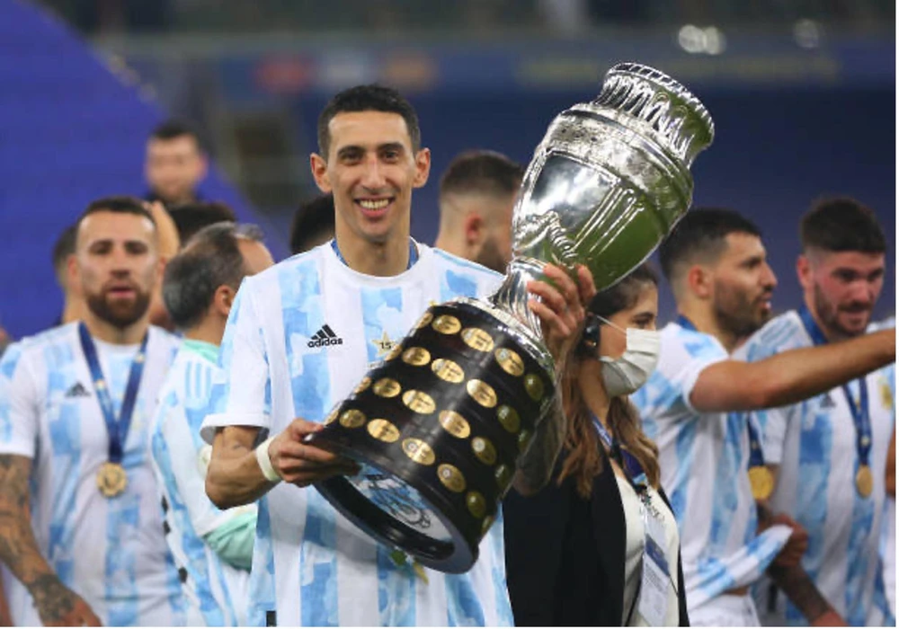 Di Maria cười rạng rỡ sau khi giành chức vô địch đầu tiên. Ảnh: GETTY