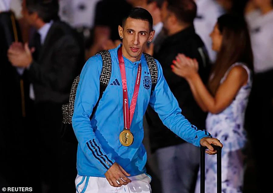 Angel Di Maria đeo HCV bước xuống máy bay. ẢNH: REUTERS Angel Di Maria đeo HCV bước xuống máy bay. ẢNH: REUTERS
