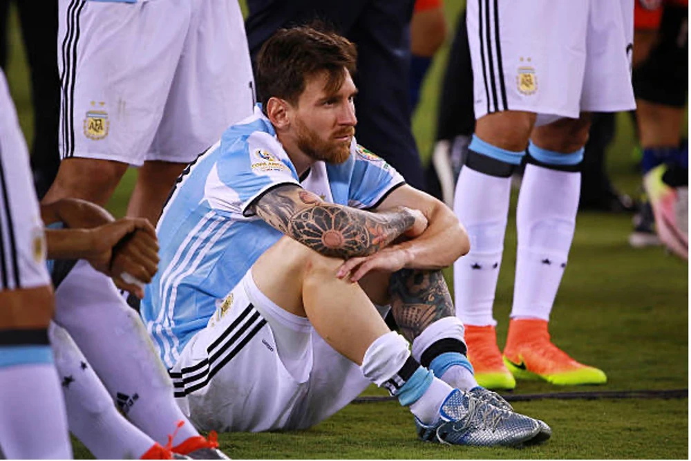 Messi đơn độc khi không còn Di Maria. Ảnh: GETTY