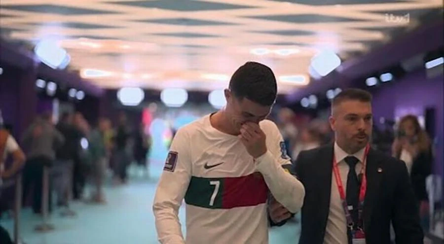 ... còn Ronaldo rời World Cup 2022 trong nước mắt. ẢNH: ITV