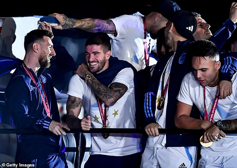 Sau chuyến bay dài, dù mệt mỏi nhưng các cầu thủ Argentina vẫn rất vui và hân hoan lên xe buýt mui trần diễu hành ăn mừng. ẢNH: GETTY Sau chuyến bay dài, dù mệt mỏi nhưng các cầu thủ Argentina vẫn rất vui và hân hoan lên xe buýt mui trần diễu hành ăn mừng. ẢNH: GETTY