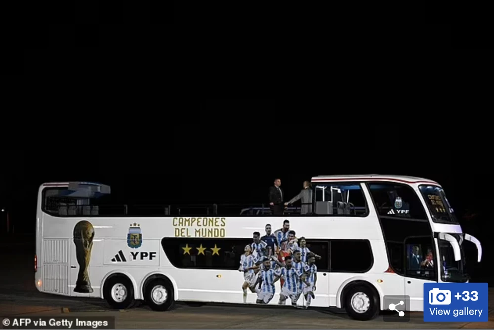 Xe buýt mui trần đợi sẵn các cầu thủ Argentina trên đường băng. ẢNH: GETTY Xe buýt mui trần đợi sẵn các cầu thủ Argentina trên đường băng. ẢNH: GETTY