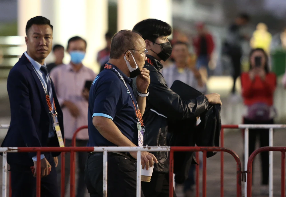 ... HLV Park Hang-seo và các cầu thủ Việt Nam bước vào sân vận động quốc gia Lào. ẢNH: ANH THỎA