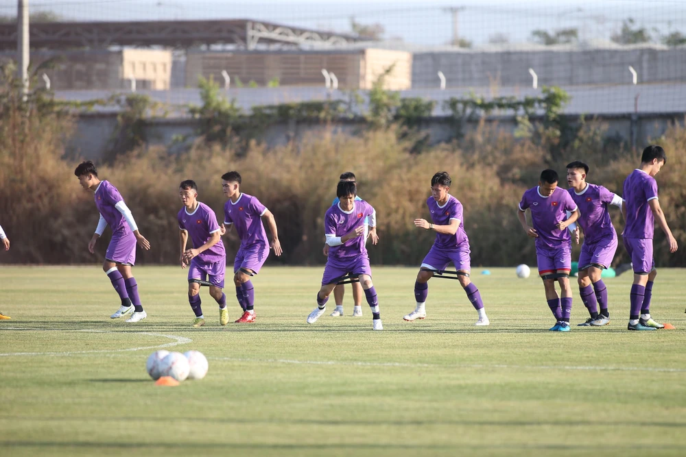 Buổi tập của tuyển Việt Nam trên đất Lào trước AFF Cup 2022. ẢNH: ANH THỎA