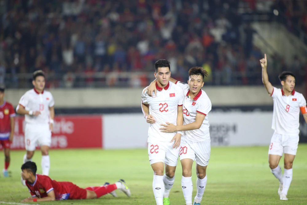 Tiến Linh và các cầu thủ Việt Nam ăn mừng bàn thắng mở tỉ số 1-0. ẢNH: ANH THỎA