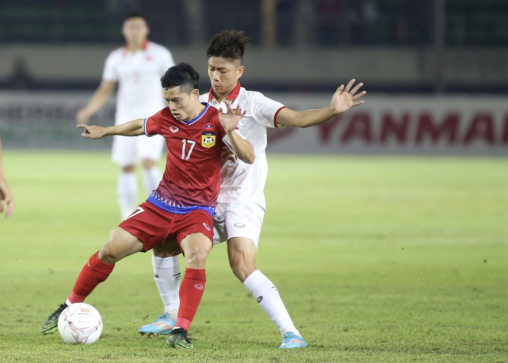 Việt Nam hoàn toàn chơi trên chân Lào trong cả trận đấu. ẢNH: ANH THỎA