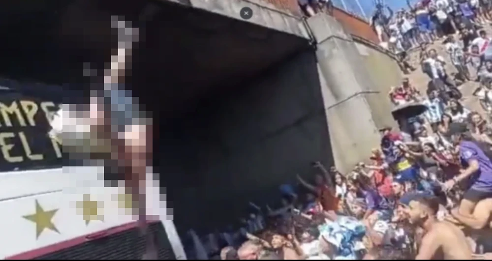 Hai fan cố nhảy từ trên cầu xuống xe buýt chở đội tuyển Argentina nhưng không thành công. ẢNH: SUN SPORTS