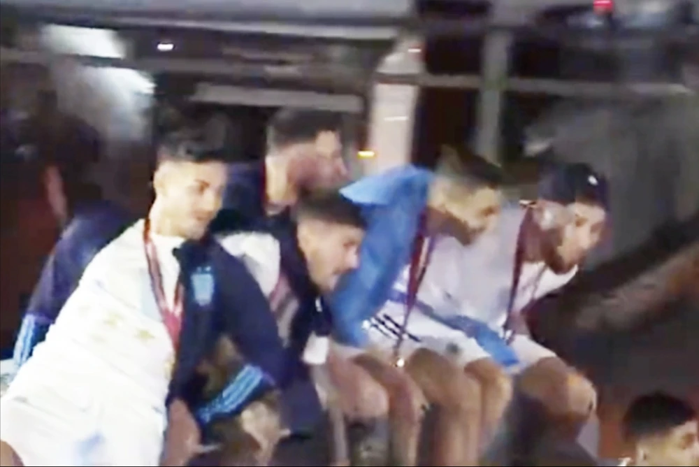 Cận cảnh các cầu thủ Argentina suýt gặp nạn rớt khỏi xe buýt vì vướng dây cáp. ẢNH: VIVO