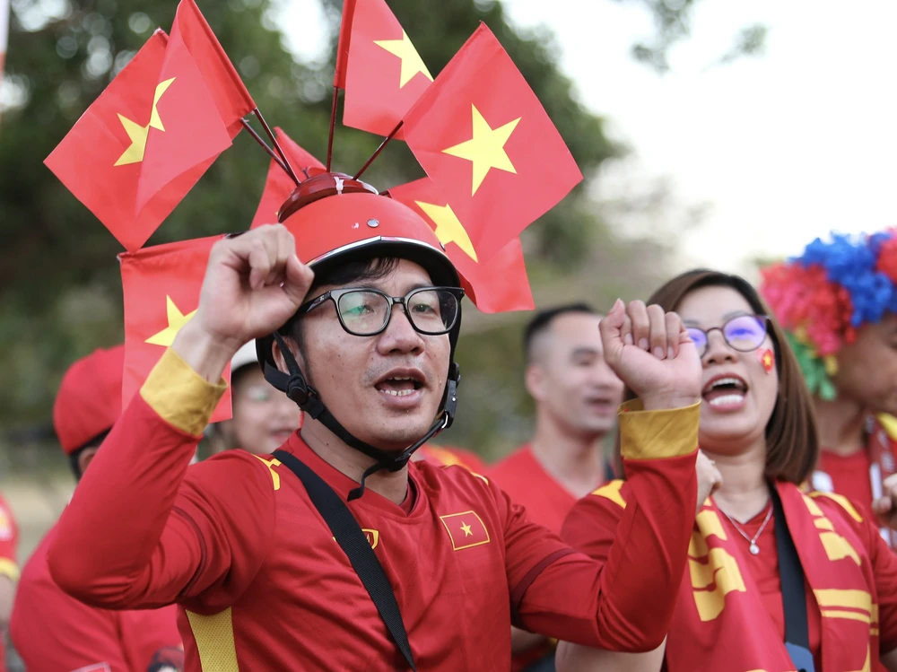 Các CĐV Việt Nam chuẩn bị vào sân cổ vũ cho thầy trò HLV Park Hang-seo. ẢNH: ANH THỎA