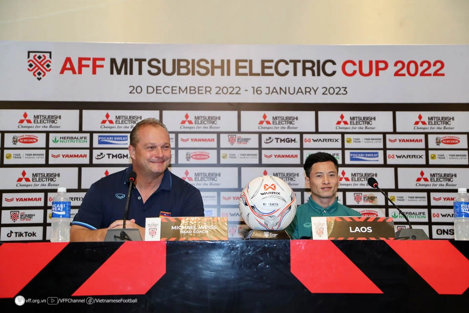 HLV Michael Weiss của Lào trong buổi họp báo. ẢNH: VFF