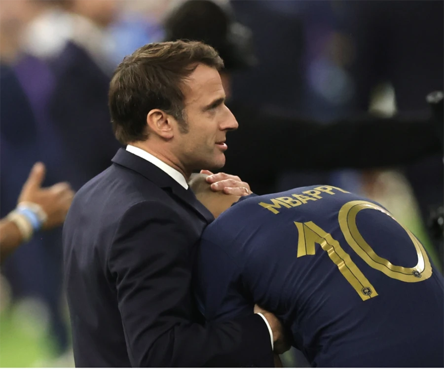Tổng thống Pháp Emmanuel Macron ôm an ủi Kylian Mbappe trên sân. ẢNH: EPA