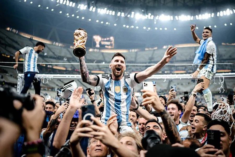 Messi sung sướng trong thời khắc đăng quang World Cup. ẢNH: MIRROR Messi sung sướng trong thời khắc đăng quang World Cup. ẢNH: MIRROR