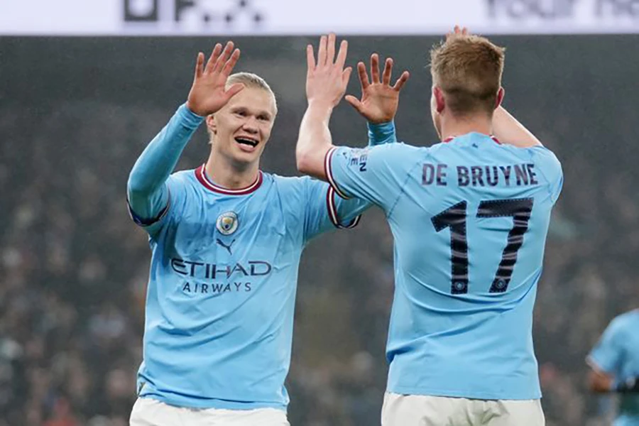 Hai ngôi sao sáng nhất Man City và Erling Haaland và Kevin De Bruyne giúp Man City biến Liverpool thành cựu vương ở League Cup. ẢNH: GETTY