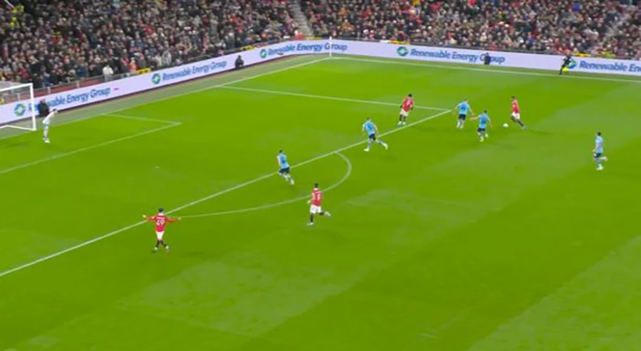 Rashford dốc bóng tốc độ bên cánh phải rồi ghi bàn vào lưới Burnley. ẢNH: DAILY STAR