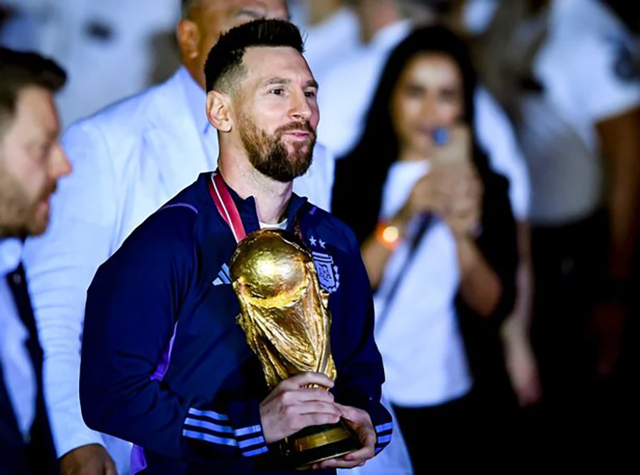 Lionel Messi cầm cúp trở lại quê nhà Argentina ăn mừng. ẢNH: GETTY