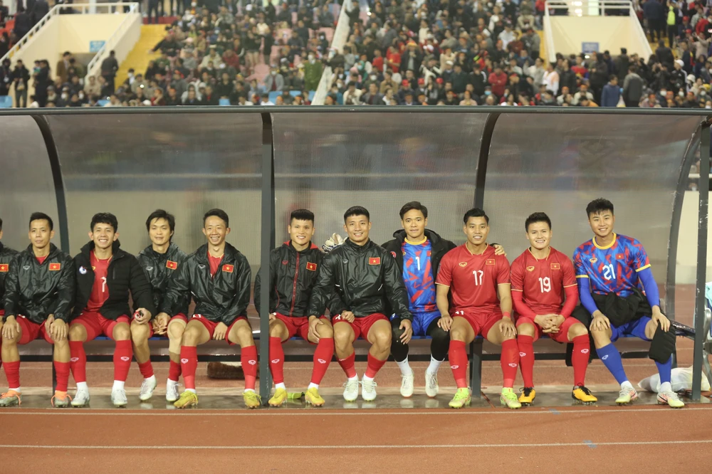 Đội hình ra sân và băng ghế dự bị tuyển Việt Nam. ẢNH: HẢI THỊNH
